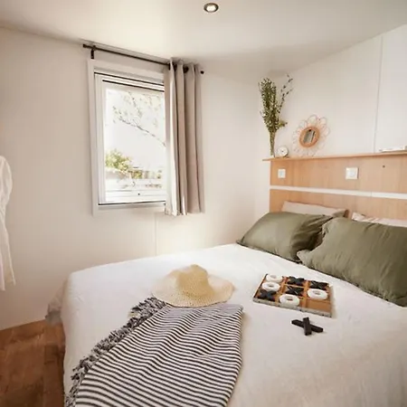 Mobil-home Pour 7 Avec Terrasse Et Equipements - Api-1-52-492 *