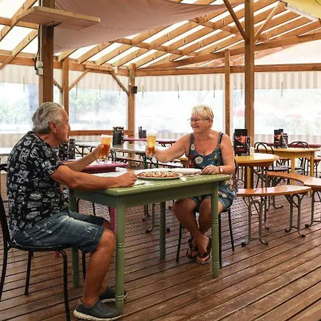 Mobil-home Pour 7 Avec Terrasse Et Equipements - Api-1-52-492 * Les Achards (Vendee)