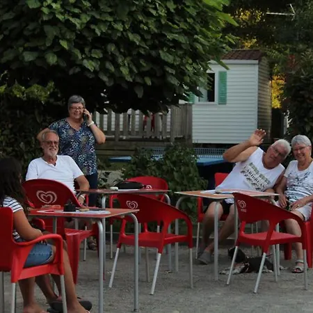 Kamp alanı Mobil-home Pour 7 Avec Terrasse Et Equipements - Api-1-52-492