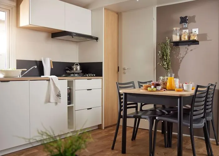 Kemp Mobil-home Pour 7 Avec Terrasse Et Equipements - Api-1-52-492