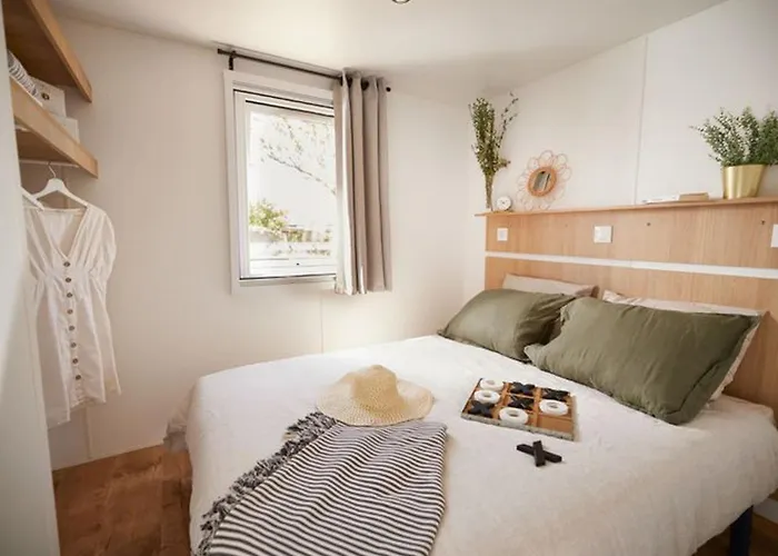 Mobil-home Pour 7 Avec Terrasse Et Equipements - Api-1-52-492 *