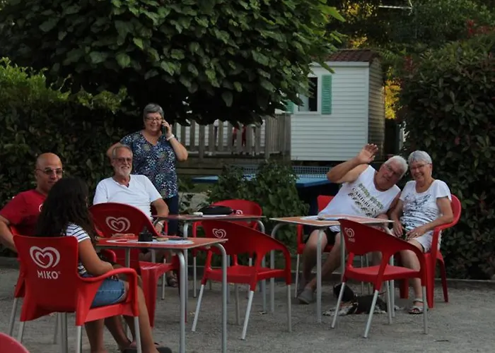 Kemp Mobil-home Pour 7 Avec Terrasse Et Equipements - Api-1-52-492